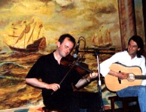 Ivan Drever & Duncan Chisholm in Vigo's pub Sete Mares; photo by The Mollis