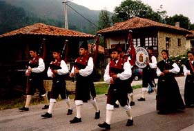 Asturian pipe band; photo by The Mollis