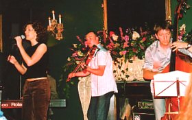 Alyth McCormack with band, photo by The Mollis