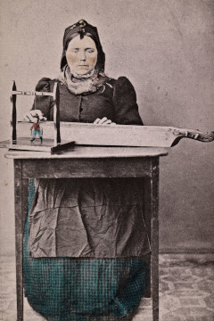 Woman from Valders with langeleik, Postcard c.1860/70